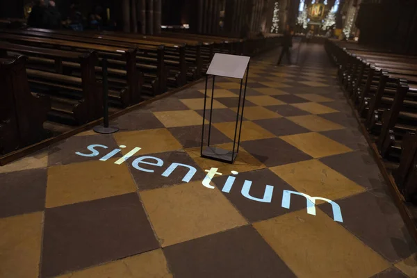 Изображение Слова Silentium Проецируемого Пол Церкви — стоковое фото
