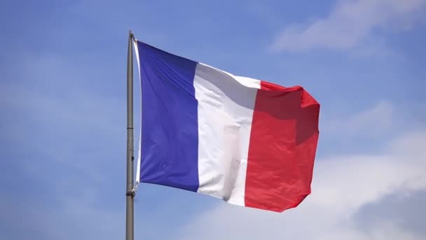 Vlag Van Frankrijk Voor Een Blauwe Lucht — Stockvideo