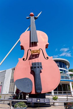 SYDNEY, CANADA - 23 Eylül 2033: Cape Breton Adası önemli bir turizm sektörüne ev sahipliği yapmaktadır, Sydney birincil hak sahipleri ve büyük yolcu gemisi limanı.