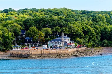 QUEBEC CITY, CANADA - 5 Eylül 2022: Quebec City, Kış Karnavalı, yaz müzik festivali ve Saint-Jean-Baptiste Günü ile tanınır. Ayrıca, yolcu gemileri ekonomiye pek çok turist ekliyor..