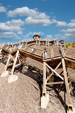 QUEBEC CITY, CANADA - 5 Eylül 2022: Montmorency Falls Kanada 'nın Quebec kentinde Montmorency Nehri üzerinde yer alan bir şelaledir. Orayı ziyaret eden turistlerin çoğu şelaleyi görmenin pek çok yolunu biliyor.