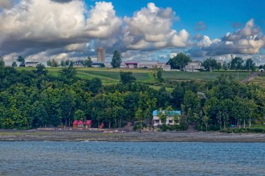 QUEBEC CITY, CANADA - 5 Eylül 2022: Quebec City, Kış Karnavalı, yaz müzik festivali ve Saint-Jean-Baptiste Günü ile tanınır. Ayrıca, yolcu gemileri ekonomiye pek çok turist ekliyor..