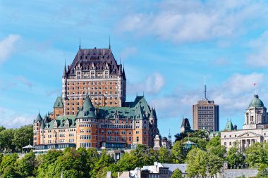 QUEBEC CITY, CANADA - 5 Eylül 2022: Quebec City, Kış Karnavalı, yaz müzik festivali ve Saint-Jean-Baptiste Günü ile tanınır. Ayrıca, yolcu gemileri ekonomiye pek çok turist ekliyor..