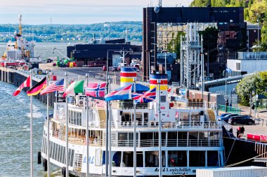 QUEBEC CITY, CANADA - 5 Eylül 2022: Quebec City, Kış Karnavalı, yaz müzik festivali ve Saint-Jean-Baptiste Günü ile tanınır. Ayrıca, yolcu gemileri ekonomiye pek çok turist ekliyor..