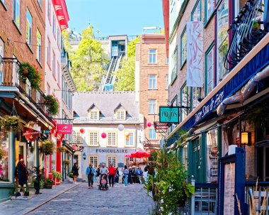QUEBEC CITY, CANADA - 5 Eylül 2022: Quebec City, Kış Karnavalı, yaz müzik festivali ve Saint-Jean-Baptiste Günü ile tanınır. Ayrıca, yolcu gemileri ekonomiye pek çok turist ekliyor..
