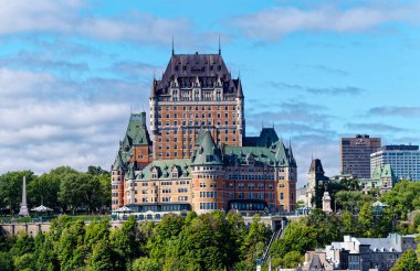 QUEBEC CITY, CANADA - 5 Eylül 2022: Quebec City, Kış Karnavalı, yaz müzik festivali ve Saint-Jean-Baptiste Günü ile tanınır. Ayrıca, yolcu gemileri ekonomiye pek çok turist ekliyor..