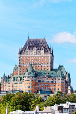 QUEBEC CITY, CANADA - 5 Eylül 2022: Quebec City, Kış Karnavalı, yaz müzik festivali ve Saint-Jean-Baptiste Günü ile tanınır. Ayrıca, yolcu gemileri ekonomiye pek çok turist ekliyor..