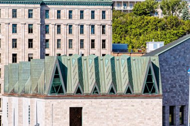 QUEBEC CITY, CANADA - 5 Eylül 2022: Quebec City, Kış Karnavalı, yaz müzik festivali ve Saint-Jean-Baptiste Günü ile tanınır. Ayrıca, yolcu gemileri ekonomiye pek çok turist ekliyor..