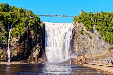 QUEBEC CITY, CANADA - 5 Eylül 2022: Montmorency Falls Kanada 'nın Quebec kentinde Montmorency Nehri üzerinde yer alan bir şelaledir. Orayı ziyaret eden turistlerin çoğu şelaleyi görmenin pek çok yolunu biliyor.