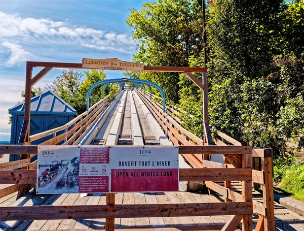 QUEBEC CITY, CANADA - 5 Eylül 2022: Quebec City, Kış Karnavalı, yaz müzik festivali ve Saint-Jean-Baptiste Günü ile tanınır. Ayrıca, yolcu gemileri ekonomiye pek çok turist ekliyor..