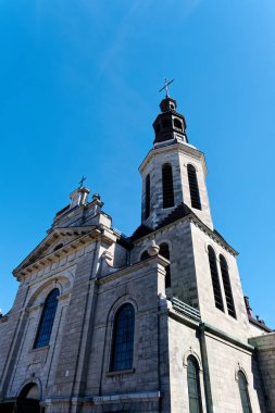 QUEBEC CITY, CANADA - 5 Eylül 2022: Quebec City, Kış Karnavalı, yaz müzik festivali ve Saint-Jean-Baptiste Günü ile tanınır. Ayrıca, yolcu gemileri ekonomiye pek çok turist ekliyor..