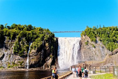 QUEBEC CITY, CANADA - 5 Eylül 2022: Montmorency Falls Kanada 'nın Quebec kentinde Montmorency Nehri üzerinde yer alan bir şelaledir. Orayı ziyaret eden turistlerin çoğu şelaleyi görmenin pek çok yolunu biliyor.