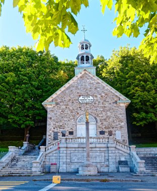 QUEBEC CITY, CANADA - 5 Eylül 2022: Sainte-Anne-de-Beaupr Bazilikası, Kanada 'nın Quebec şehrinin doğusundaki Saint Lawrence Nehri boyunca ve Kanada' nın sekiz ulusal tapınağından biridir.