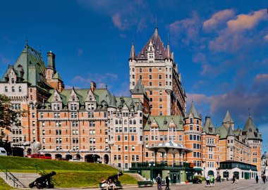 QUEBEC CITY, CANADA - 5 Eylül 2022: Quebec City, Kış Karnavalı, yaz müzik festivali ve Saint-Jean-Baptiste Günü ile tanınır. Ayrıca, yolcu gemileri ekonomiye pek çok turist ekliyor..