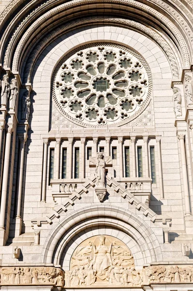 堪萨斯州奎奇市 2022年9月5日 德布帕尔大教堂位于加拿大魁北克市以东的圣劳伦斯河畔 是加拿大八座国家神龛之一 — 图库照片