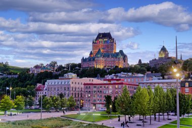 QUEBEC CITY, CANADA - 5 Eylül 2022: Quebec City, Kış Karnavalı, yaz müzik festivali ve Saint-Jean-Baptiste Günü ile tanınır. Ayrıca, yolcu gemileri ekonomiye pek çok turist ekliyor..