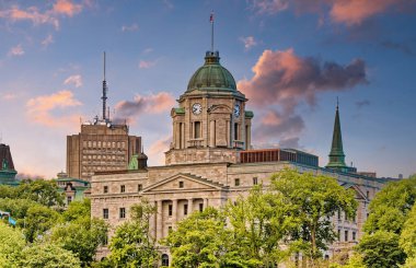 QUEBEC CITY, CANADA - 5 Eylül 2022: Quebec City, Kış Karnavalı, yaz müzik festivali ve Saint-Jean-Baptiste Günü ile tanınır. Ayrıca, yolcu gemileri ekonomiye pek çok turist ekliyor..