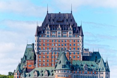 QUEBEC CITY, CANADA - 5 Eylül 2022: Quebec City, Kış Karnavalı, yaz müzik festivali ve Saint-Jean-Baptiste Günü ile tanınır. Ayrıca, yolcu gemileri ekonomiye pek çok turist ekliyor..