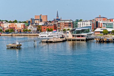 PORTLAND, MAINE - 10 Eylül 2022: Turizm Portland ekonomisinin büyük bir parçası, yolcu gemileri liman bölgesindeki restoranlara, barlara, manzaralara ve alışverişe binlerce turist getiriyor..