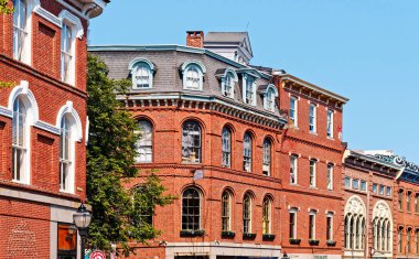 PORTLAND, MAINE - 10 Eylül 2022: Turizm Portland ekonomisinin büyük bir parçası, yolcu gemileri liman bölgesindeki restoranlara, barlara, manzaralara ve alışverişe binlerce turist getiriyor..