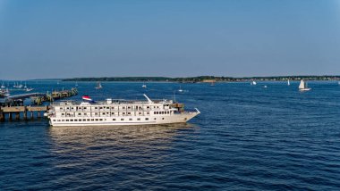 PORTLAND, MAINE - 10 Eylül 2022: Turizm Portland ekonomisinin büyük bir parçası, yolcu gemileri liman bölgesindeki restoranlara, barlara, manzaralara ve alışverişe binlerce turist getiriyor..