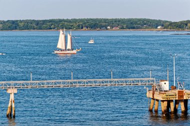 PORTLAND, MAINE - 10 Eylül 2022: Turizm Portland ekonomisinin büyük bir parçası, yolcu gemileri liman bölgesindeki restoranlara, barlara, manzaralara ve alışverişe binlerce turist getiriyor..