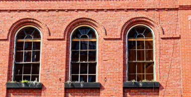 PORTLAND, MAINE - 10 Eylül 2022: Turizm Portland ekonomisinin büyük bir parçası, yolcu gemileri liman bölgesindeki restoranlara, barlara, manzaralara ve alışverişe binlerce turist getiriyor..