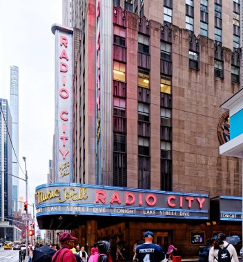 NEW YORK CITY - 11 Eylül 2022: New York, Amerika Birleşik Devletleri 'nin en kalabalık şehridir ve şehre yılda 60 milyondan fazla ziyaretçi gelir.