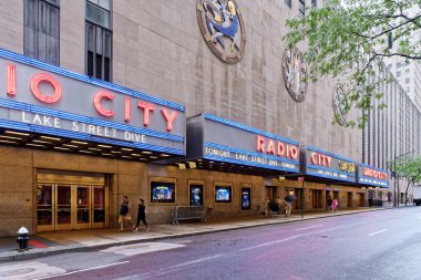 NEW YORK CITY - 11 Eylül 2022: New York, Amerika Birleşik Devletleri 'nin en kalabalık şehridir ve şehre yılda 60 milyondan fazla ziyaretçi gelir.