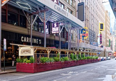 NEW YORK CITY - 11 Eylül 2022: New York, Amerika Birleşik Devletleri 'nin en kalabalık şehridir ve şehre yılda 60 milyondan fazla ziyaretçi gelir.