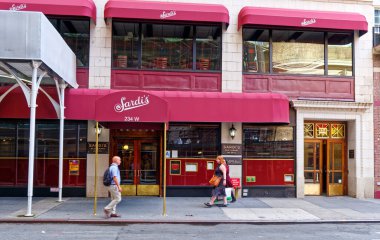 NEW YORK CITY - 11 Eylül 2022: New York, Amerika Birleşik Devletleri 'nin en kalabalık şehridir ve şehre yılda 60 milyondan fazla ziyaretçi gelir.