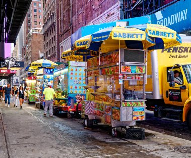 NEW YORK CITY - 11 Eylül 2022: New York, Amerika Birleşik Devletleri 'nin en kalabalık şehridir ve şehre yılda 60 milyondan fazla ziyaretçi gelir.