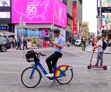 NEW YORK CITY - 11 Eylül 2022: New York, Amerika Birleşik Devletleri 'nin en kalabalık şehridir ve şehre yılda 60 milyondan fazla ziyaretçi gelir.
