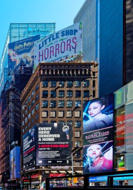 NEW YORK CITY - 11 Eylül 2022: New York, Amerika Birleşik Devletleri 'nin en kalabalık şehridir ve şehre yılda 60 milyondan fazla ziyaretçi gelir.