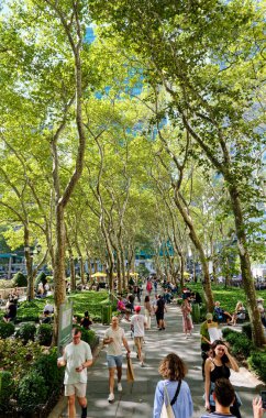 NEW YORK CITY - 11 Eylül 2022: New York, Amerika Birleşik Devletleri 'nin en kalabalık şehridir ve şehre yılda 60 milyondan fazla ziyaretçi gelir.