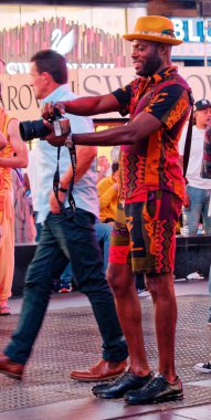 NEW YORK CITY - 11 Eylül 2022: New York, Amerika Birleşik Devletleri 'nin en kalabalık şehridir ve şehre yılda 60 milyondan fazla ziyaretçi gelir.