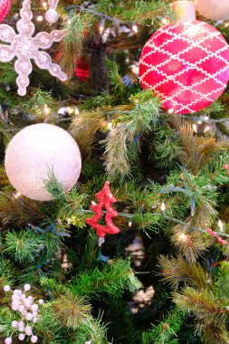 Renkli Noel ağacı süslemeleri