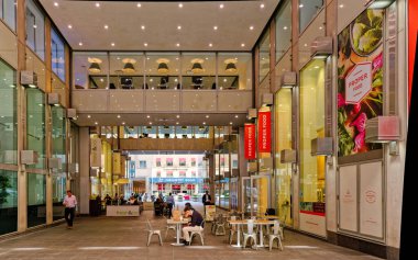 NEW YORK CITY - 11 Eylül 2022: New York, Amerika Birleşik Devletleri 'nin en kalabalık şehridir ve şehre yılda 60 milyondan fazla ziyaretçi gelir.