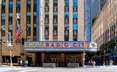 NEW YORK CITY - 11 Eylül 2022: New York, Amerika Birleşik Devletleri 'nin en kalabalık şehridir ve şehre yılda 60 milyondan fazla ziyaretçi gelir.