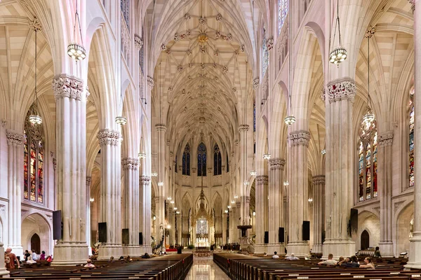 NEW YORK CITY - 11 Eylül 2022: New York, Amerika Birleşik Devletleri 'nin en kalabalık şehridir ve şehre yılda 60 milyondan fazla ziyaretçi gelir.