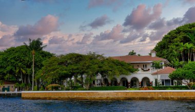 Fort Lauderdale, FLORIDA - 14 Aralık 2022: Dade-Broward County Güney Florida 'nın kültürel ve ekonomik merkezidir ve tekne, turizm, sanat ve seyyar sanayi sektöründe önemli bir liderdir..