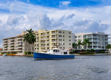 Fort Lauderdale, FLORIDA - 14 Aralık 2022: Dade-Broward County Güney Florida 'nın kültürel ve ekonomik merkezidir ve tekne, turizm, sanat ve seyyar sanayi sektöründe önemli bir liderdir..