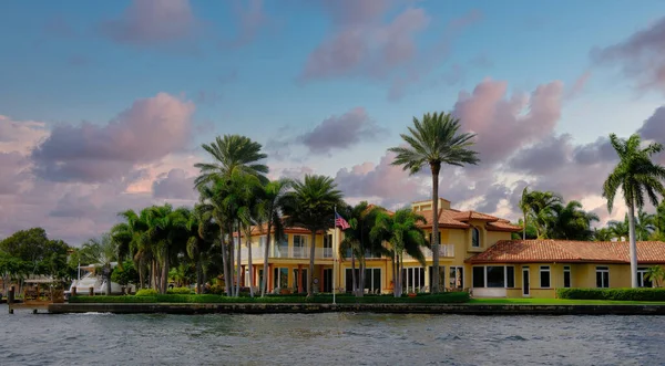 Fort Lauderdale, FLORIDA - 14 Aralık 2022: Dade-Broward County Güney Florida 'nın kültürel ve ekonomik merkezidir ve tekne, turizm, sanat ve seyyar sanayi sektöründe önemli bir liderdir..