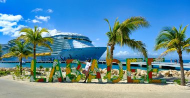 LABADEE, HAITI - 31 Ocak 2023: Labadee, Haiti 'nin kuzey kıyısında bulunan bir liman. Kraliyet Karayipleri 'ne üç yolcu gemisinin yolcuları için kiralanmış özel bir tatil beldesidir..