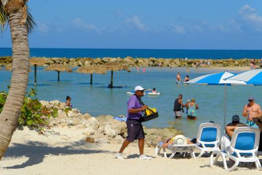 LABADEE, HAITI - 31 Ocak 2023: Labadee, Haiti 'nin kuzey kıyısında bulunan bir liman. Kraliyet Karayipleri 'ne üç yolcu gemisinin yolcuları için kiralanmış özel bir tatil beldesidir..