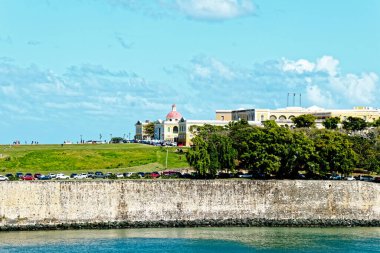 SAN JUAN, PUERTO RICO - 1 Şubat 2023: San Juan Karayipler için önemli bir turizm merkezi olarak hizmet vermektedir. Sadece Luis Munoz Marin Uluslararası Havalimanı 'ndan değil, daha küçük olan Grande Adası' ndan da.