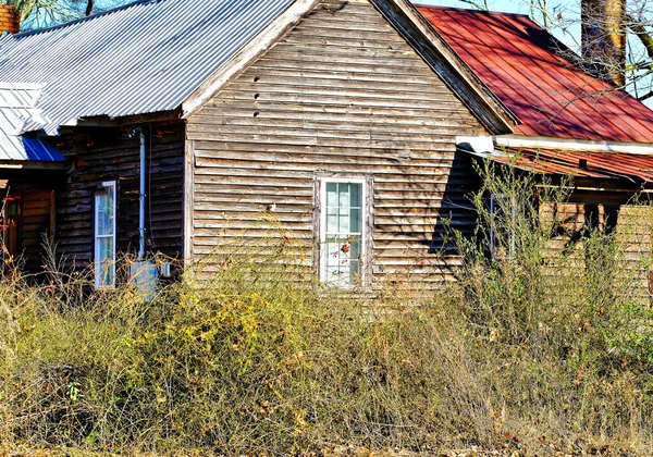Старая Деревянная Ферма Сорняках — стоковое фото