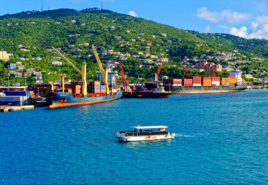 Aziz THOMAS, USVI - 2 Şubat 2023: Turizm St. Thomas 'ın büyük bir sanayisidir. Covid kısıtlamalarının iyileşmesi eski seviyelere turizme devam ediyor.