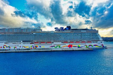 NASSAU, BAHAMAS - 19 Aralık 2022: 260.000 kişilik nüfusuyla, Nassau Bahamalar nüfusunun% 80 'ini içeriyor, güzel pastel pembe binalar ve limana yanaşan yolcu gemileriyle