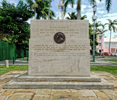 NASSAU, BAHAMAS - 19 Aralık 2022: 260.000 kişilik nüfusuyla, Nassau Bahamalar nüfusunun% 80 'ini içeriyor, güzel pastel pembe binalar ve limana yanaşan yolcu gemileriyle